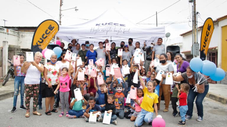 KUCCE y NTS Store llevan felicidad a niños en Valencia