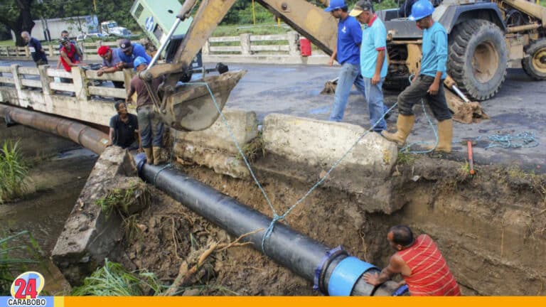 Solventan fuga de aguas blancas en tubería matriz de El Retobo, Naguanagua
