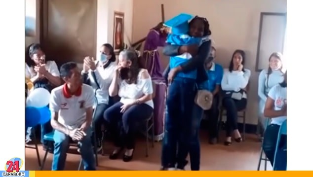 ¡Video viral! El emotivo reencuentro de un niño y su mamá en el acto de grado