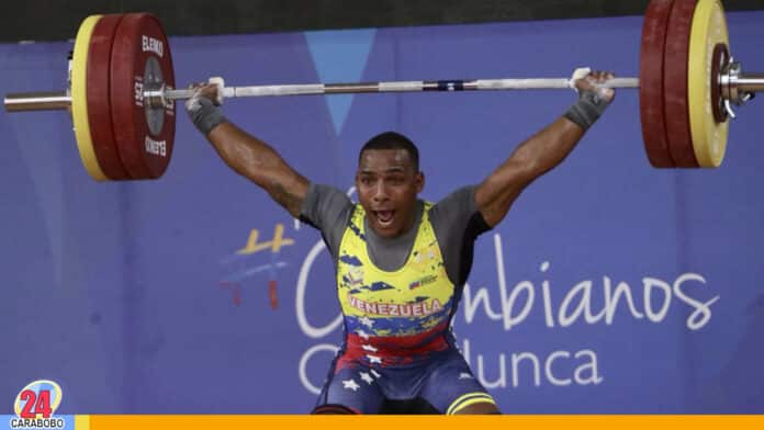 Julio Mayora impone récord en levantamiento de pesas