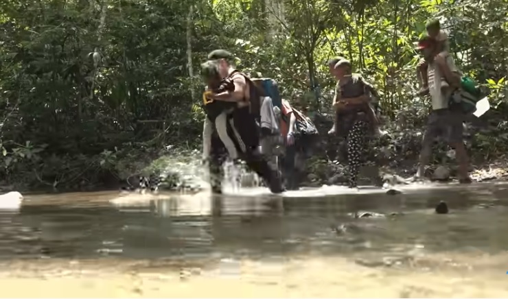 Venezolanos rescatan a niña abandonada en la selva del Darién