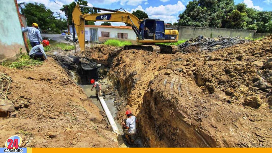 Sustituyen tubería de aguas servidas en Miralvalle