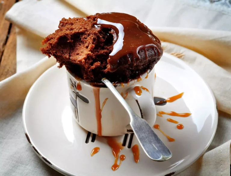 Así puedes hacer torta de taza en microondas: deliciosa y esponjosa