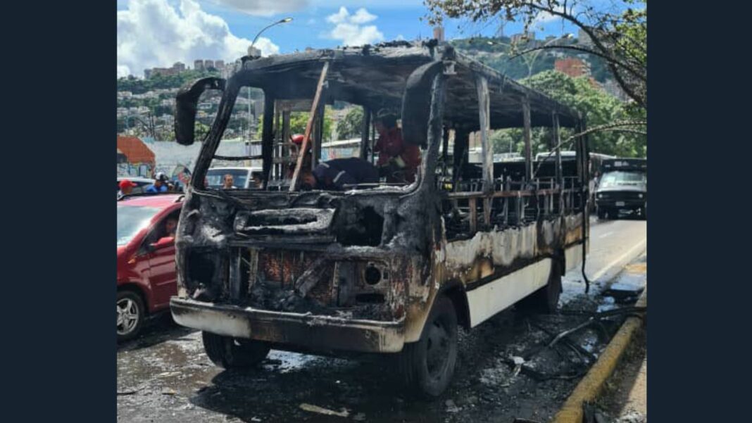 Vehículo de transporte público se incendió en La Bandera