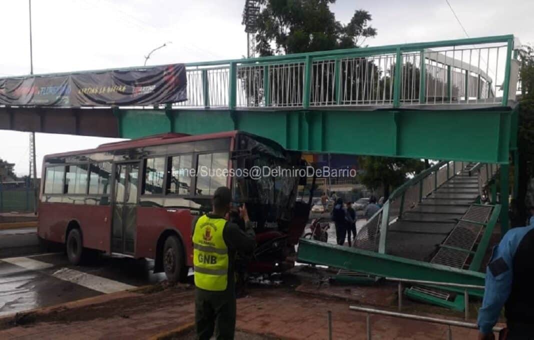 Metrobús chocó contra una pasarela en La Guaira