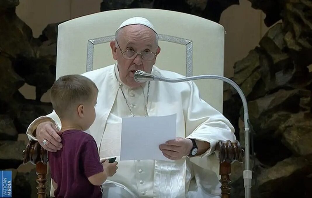 Niño atravesó la seguridad y se acercó al papa Francisco durante asamblea en el Vaticano