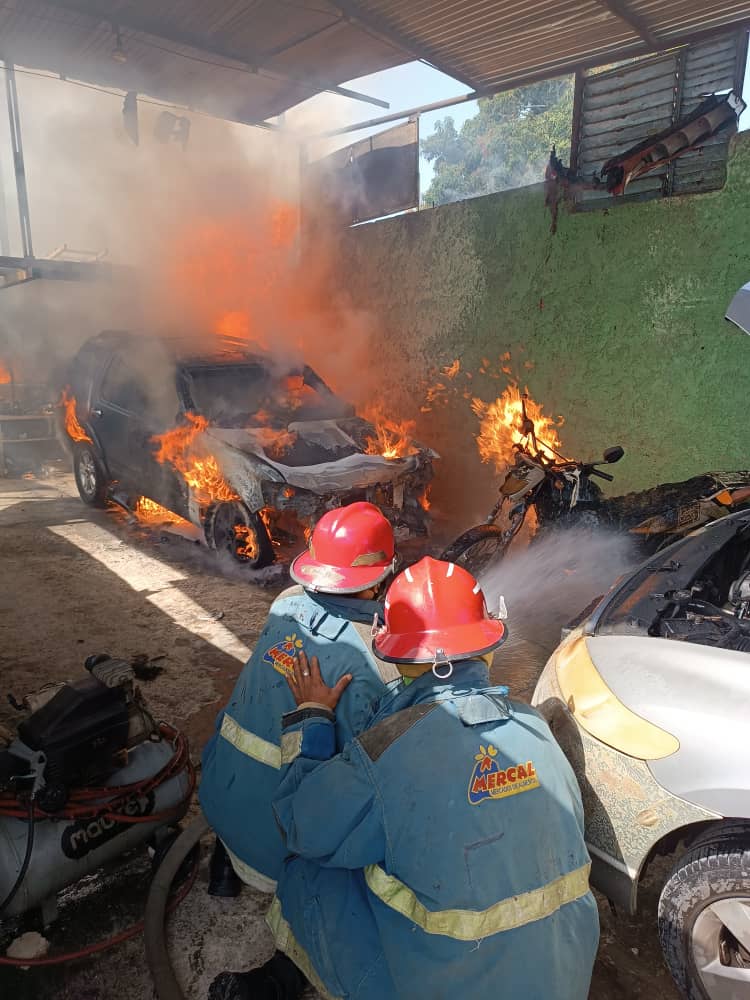 Incendio en taller mecánico de Güigüe dejó tres lesionados