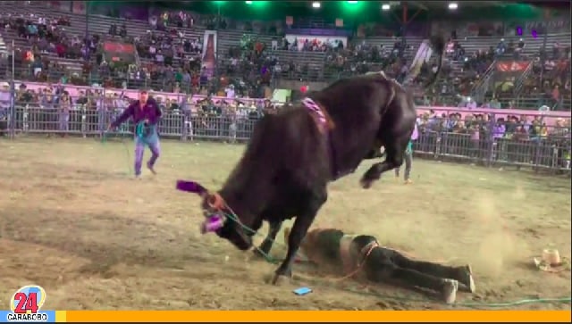 Un toro por poco causa una tragedia en un rodeo (VÍDEO)