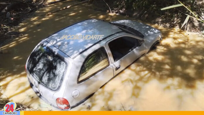 vehículo arrastrado río Aguirre en Montalbán