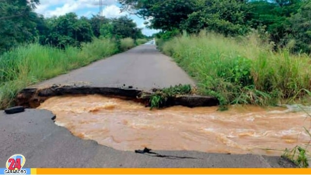 Carretera Vieja Anaco Cantaura colapsó por las lluvias