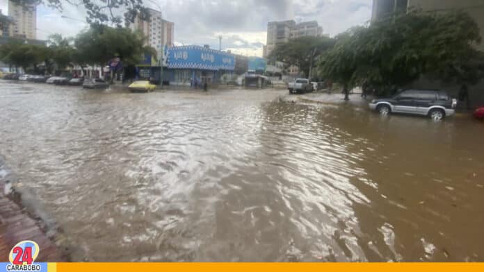se inundó avenida Bolívar norte de Valencia