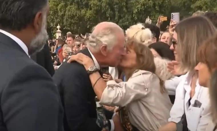 Se saltó el protocolo y besó al rey Carlos III (+VIDEO)
