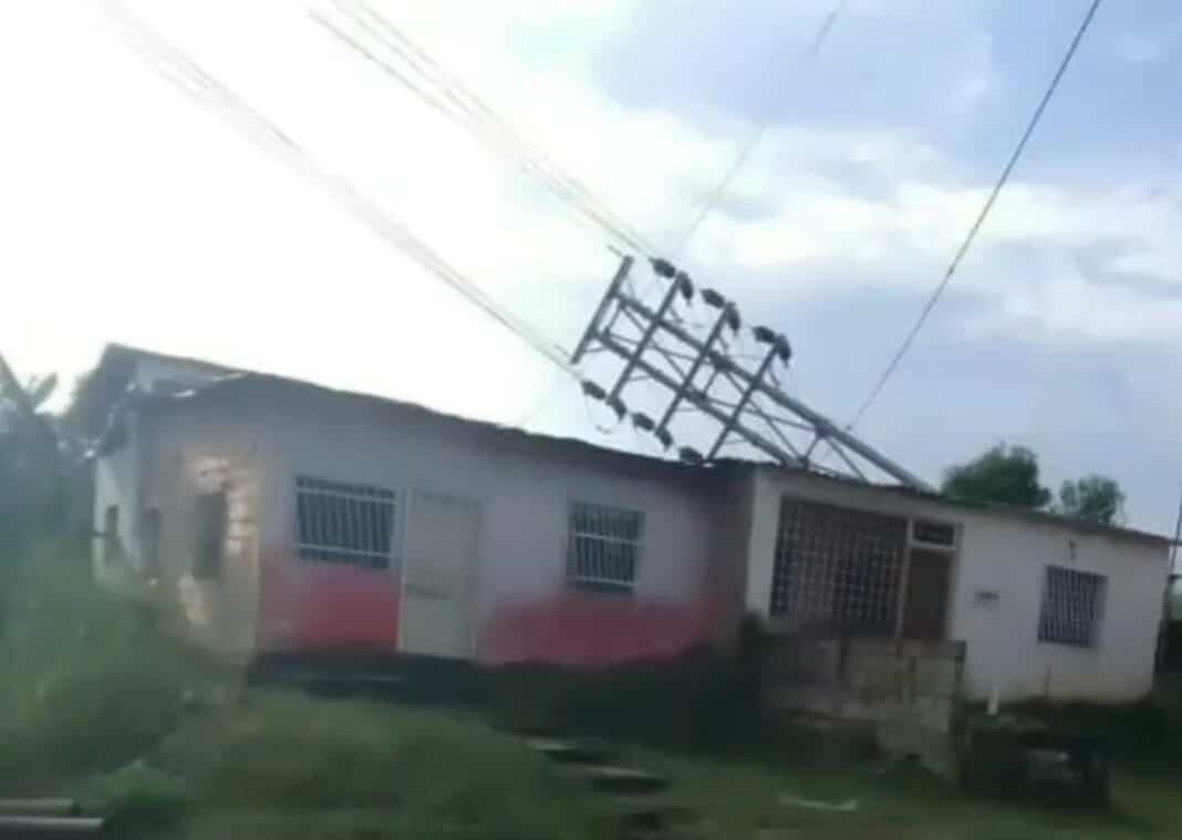 Torre de luz cayó sobre una vivienda en Valencia