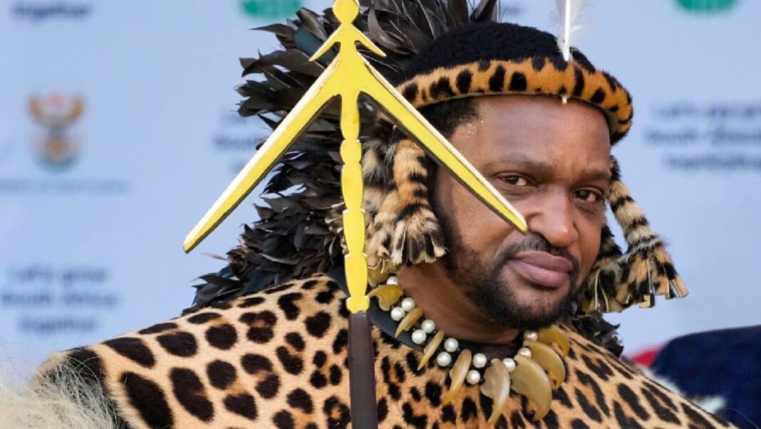 Coronan primer rey zulú Sudáfrica