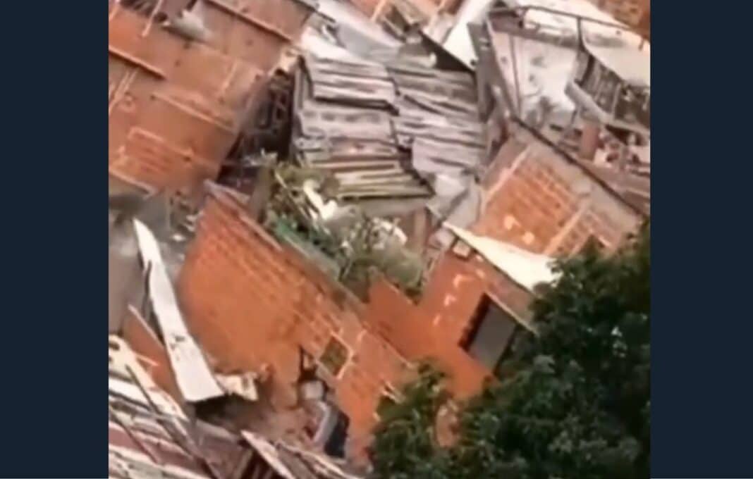 Caracas: Lluvias causan el desplome de varias viviendas en 23 de Enero (+Video)