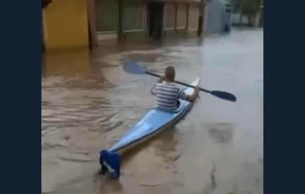 Personas se movilizaron en kayak tras fuertes lluvias en Venezuela (+Video)