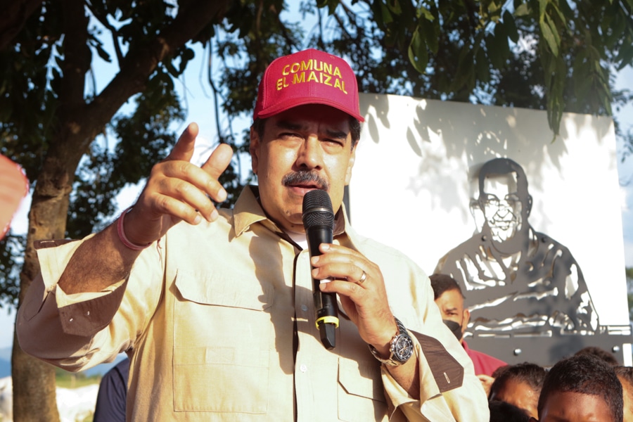 Maduro llama a perfeccionar leyes del Poder Popular