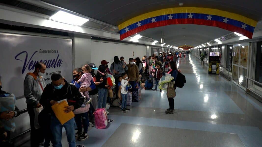Llegan 251 venezolanos al país
