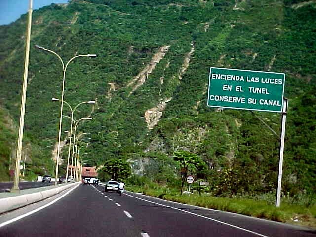 trabajos de recuperación en autopista Caracas-La Guaira