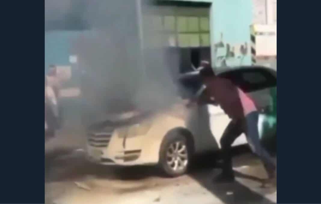 Ciudadanos apagaron incendio del vehículo de un taxista