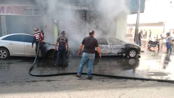 Vehículo se incendió en Maracay - Vehículo se incendió en Maracay