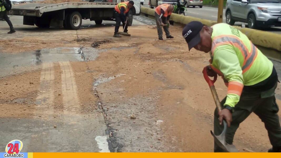 Cisterna derramó aceite en autopista Valencia Puerto Cabello