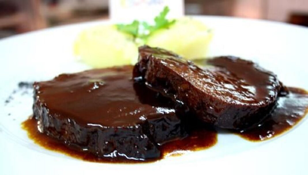 asado de carne en salsa negra