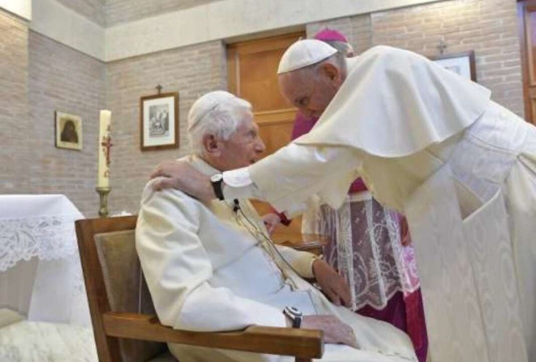 Papa Emérito sigue grave