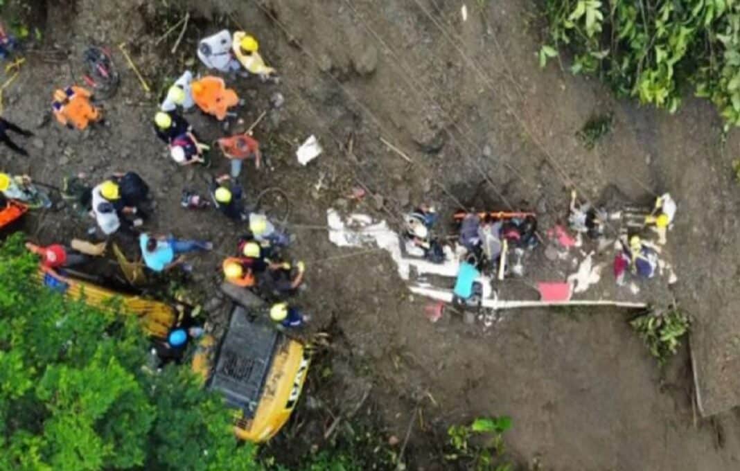 Colombia derrumbe sepultó autobus
