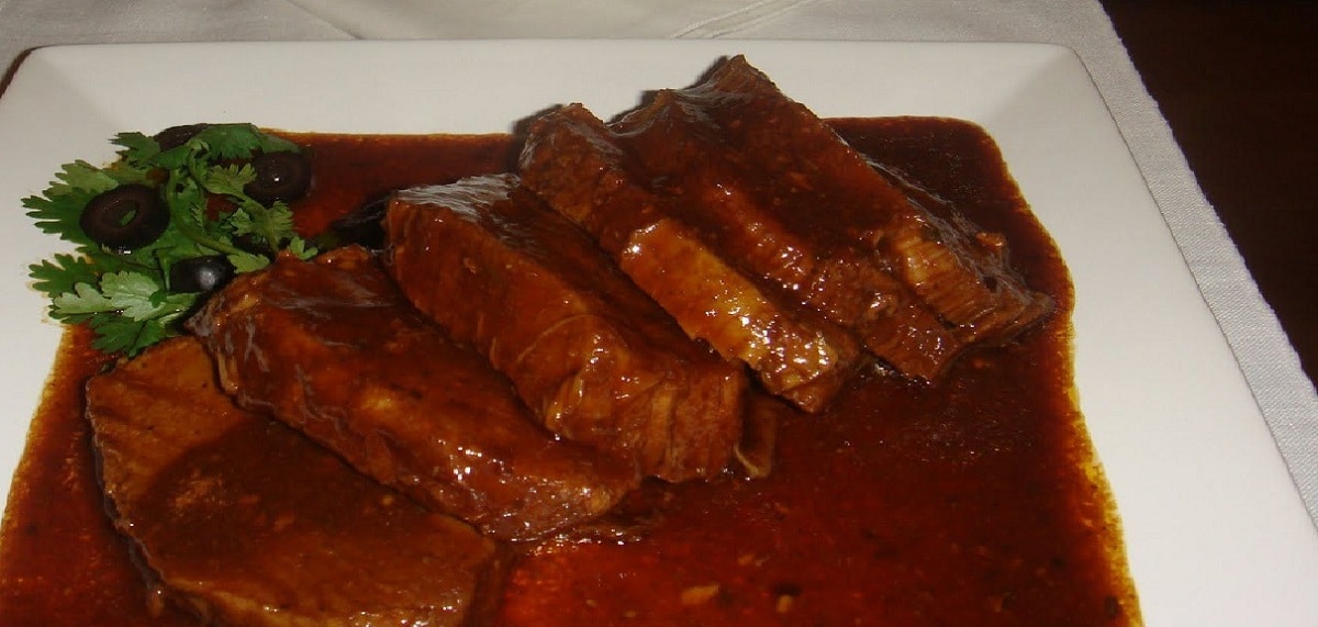 asado de carne en salsa negra