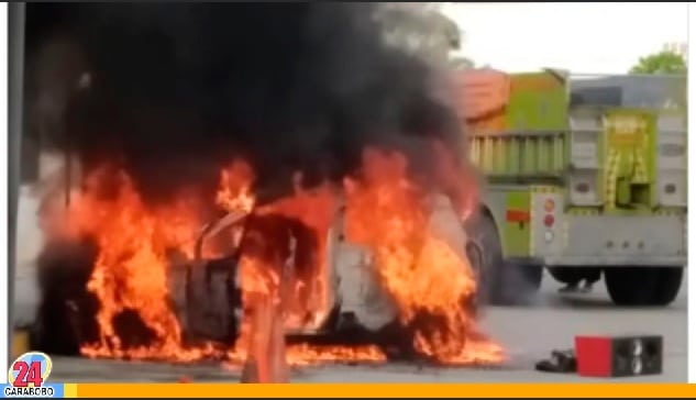 Incendio de un vehículo en Puerto Cabello - Incendio de un vehículo en Puerto Cabello