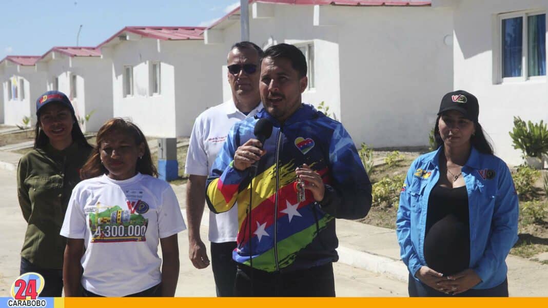 Alcalde Johan Castañeda entrega de viviendas