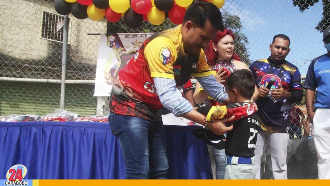 Alcalde Castañeda entregó uniformes a niños