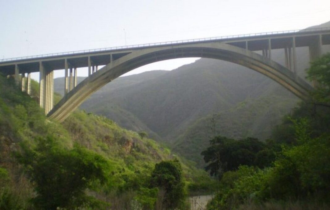 mujer lanzó viaducto Caracas-La Guaira