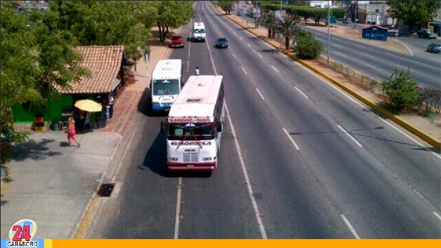 Peatones en la avenida Don Julio Centeno - Peatones en la avenida Don Julio Centeno