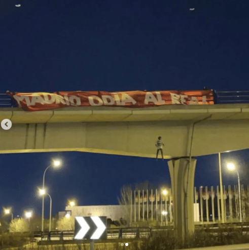 Vinicius colgado puente Madrid
