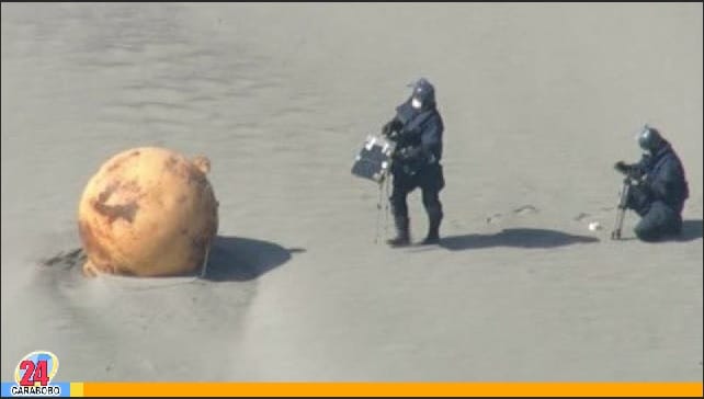 Esfera de hierro en playa de Japón - Esfera de hierro en playa de Japón
