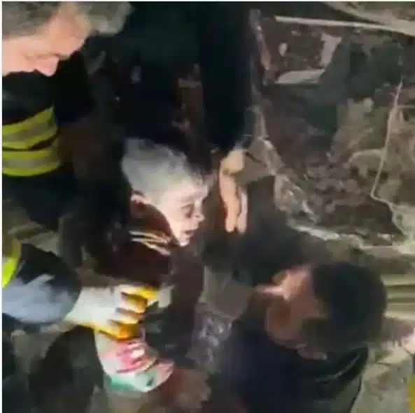 rescatan niño escombros Turquía
