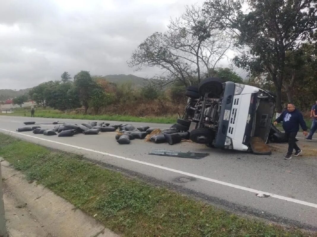 Gandola volcó carretera Morón – Puerto Cabello