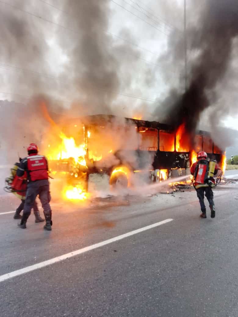 Transporte público se incendió en autopista Caracas La Guaira