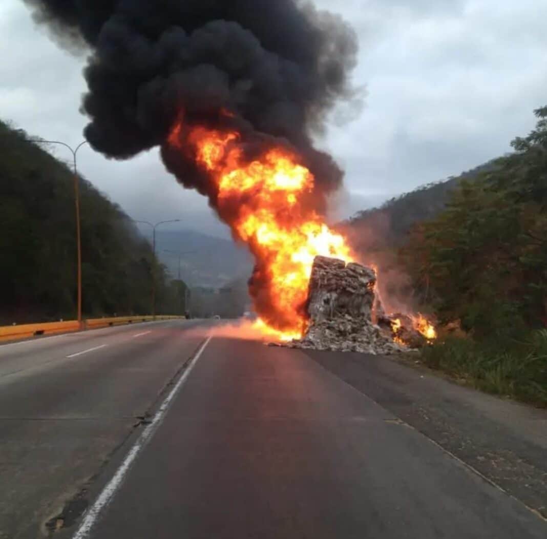 Incendio de vehículo de carga en autopista Valencia Puerto Cabello