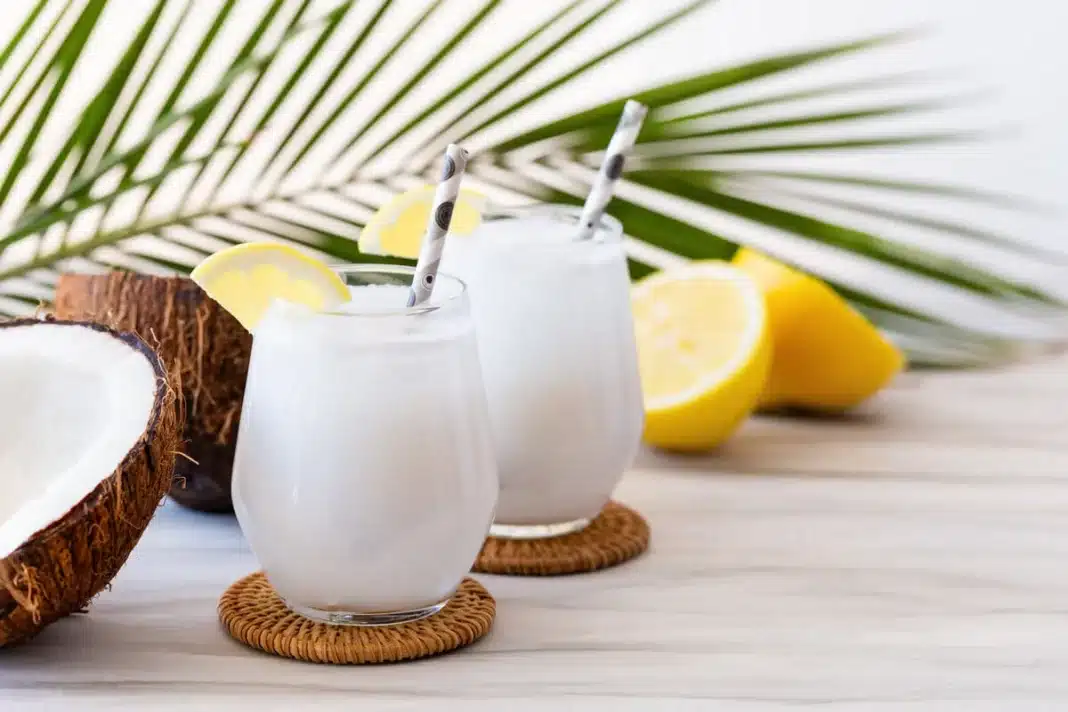 jugo de limón con leche de coco