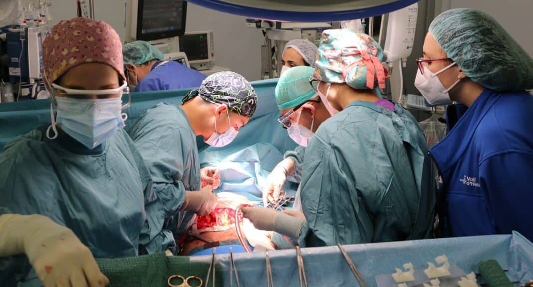 Médico venezolano 1er trasplante pulmón robótica