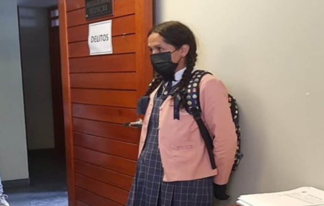 hombre disfrazado colegiala grabar niñas