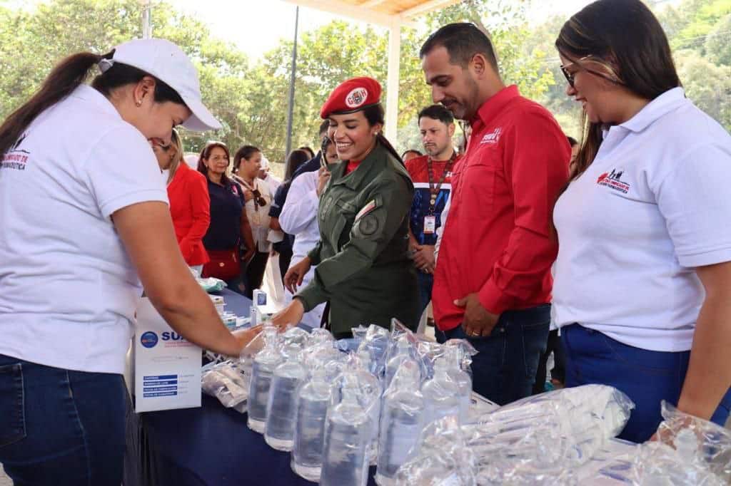 insumos médicos cinco Hospitales La Guaira