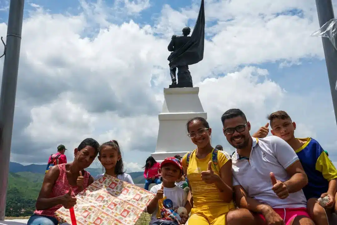 reinauguró monumento girardot