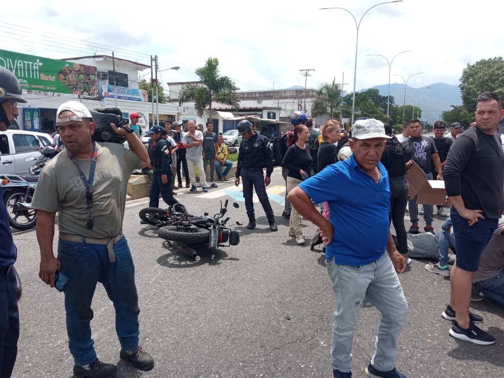 Un choque entre dos motos en la avenida Universidad de Naguanagua reportaron este sábado. El siniestro vial ocurrió en el