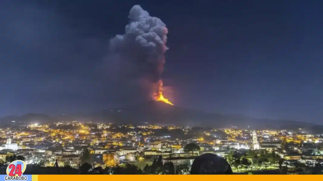 Volcán del monte Etna entró en erupción