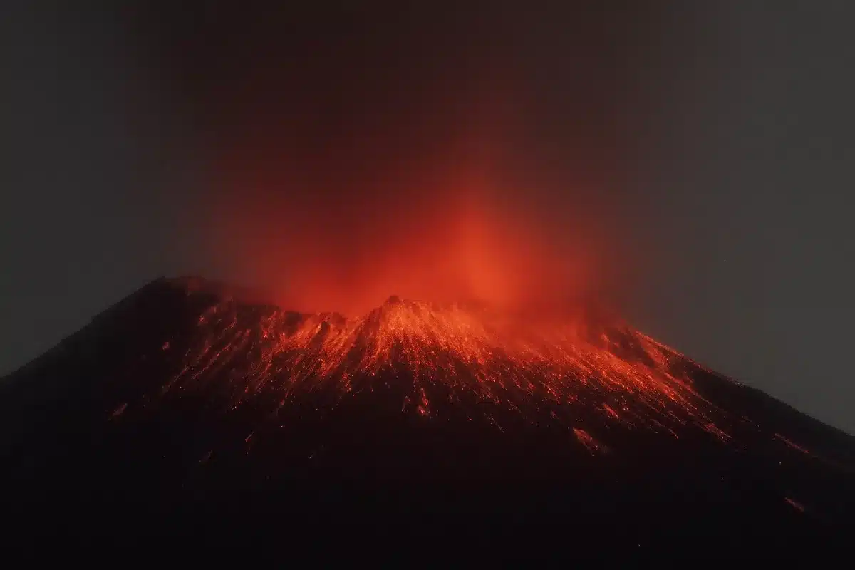 Suspenden clase volcán Puebla Popocatépetl