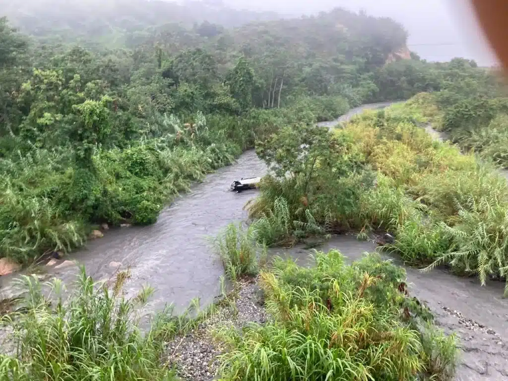 lesionada caer río turbio